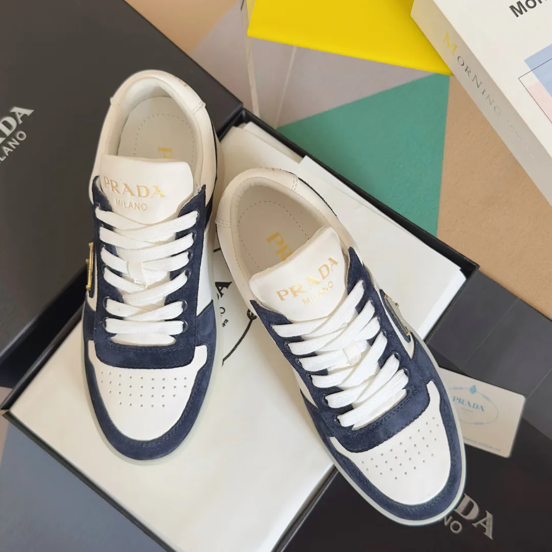 👟👟Ex-factory price 660👟👟 Top version Prada Latest Downtown Bold series Thick sole Platform shoes Triangle logo Casual sneakers White shoes Original purchase and development Production Downtown Bold sneakers are inspired by basketball shoes in the 1980s, with sporty design and exquisite details. Crafted from perforated leather, the statement platform sole provides a unique, modern style. The Prada logo is interpreted from different angles, decorated with the iconic enamel-coated triangular metal logo, highlighting the unique classic style. Exquisite packaging at the delivery counter🛍📦 ▪️Fabric: Original custom imported first-layer cowhide ▪️Inner lining: Original imported soft sheepskin ▪️Outsole: Original molded ultra-light foam material ▪️Sole thickness: 4.5CM ▪️Size: Women's 35-40